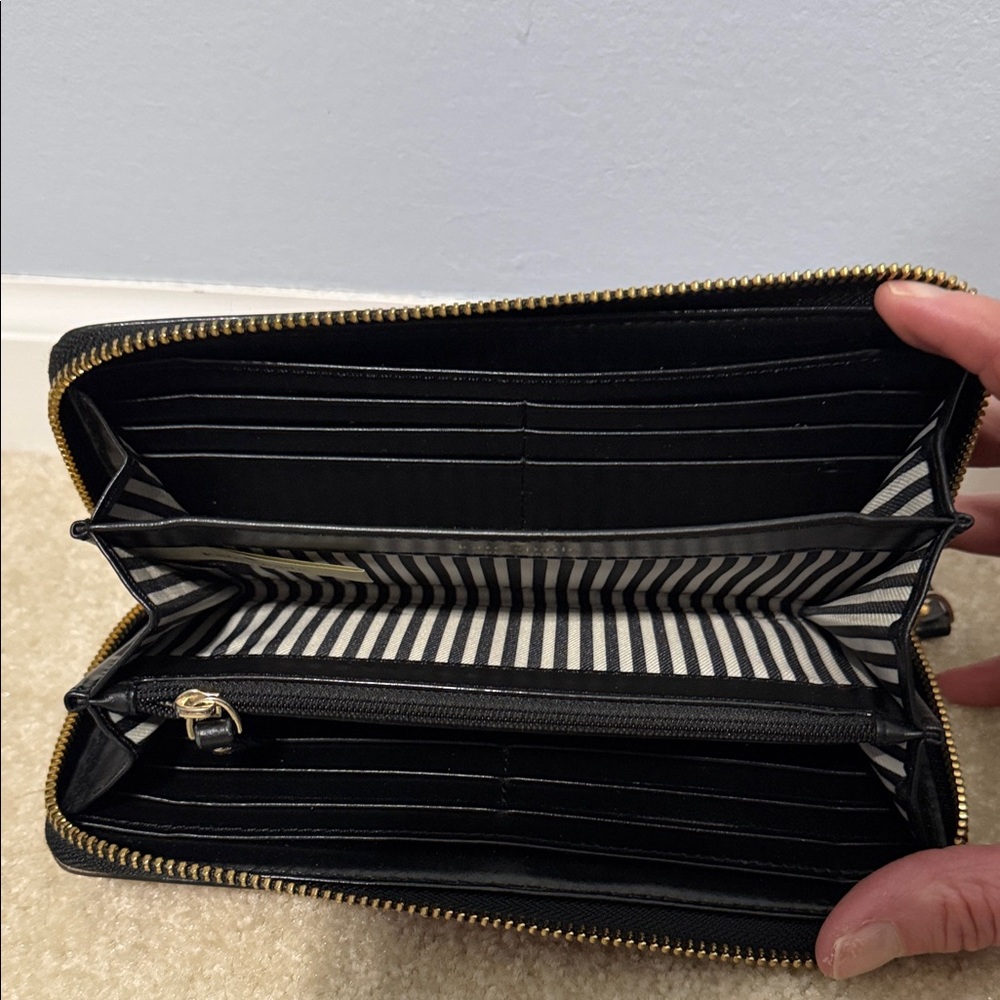 Kate Spade has Red and Black Scalloped Zip Wallet - Picture 5 of 8